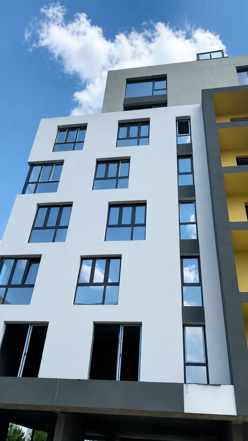 Façade équipée de fenêtres et menuiseries modernes